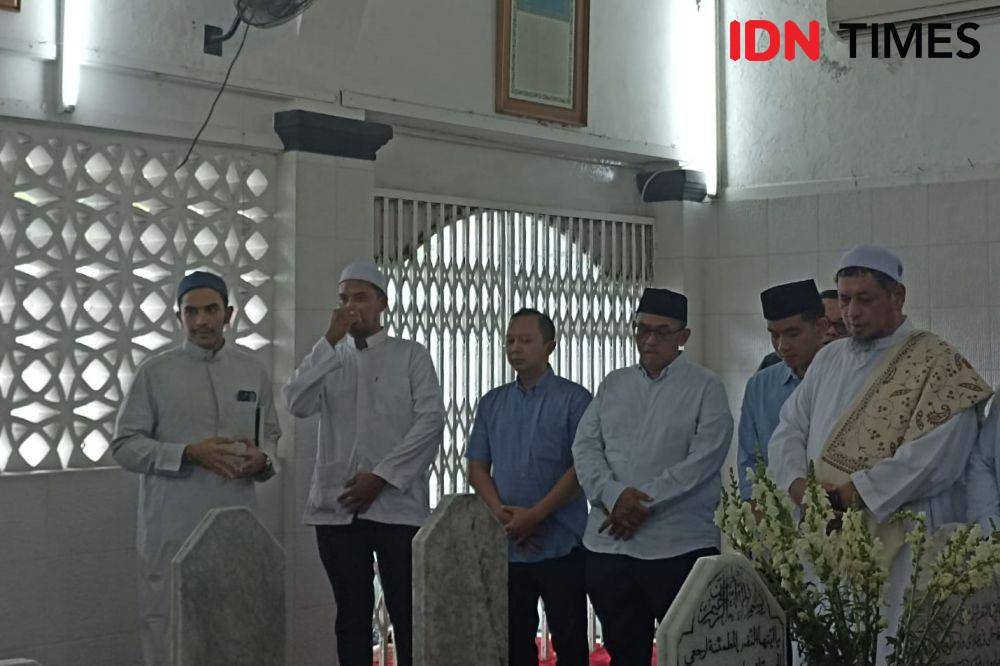 Cawapres nomor urut dua Gibran Rakabuming Raka berkunjung ke Kwitang, Senen, Jakarta Pusat pada Selasa (12/12/2023). (IDN Times Lia Hutasoit)