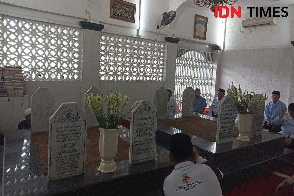 Cawapres nomor urut dua Gibran Rakabuming Raka berkunjung ke Kwitang, Senen, Jakarta Pusat pada Selasa (12/12/2023). (IDN Times Lia Hutasoit)