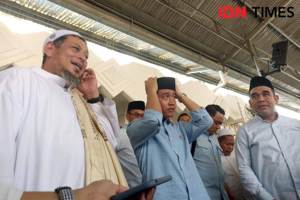 Cawapres nomor urut dua Gibran Rakabuming Raka berkunjung ke Kwitang, Senen, Jakarta Pusat pada Selasa (12/12/2023). (IDN Times Lia Hutasoit)