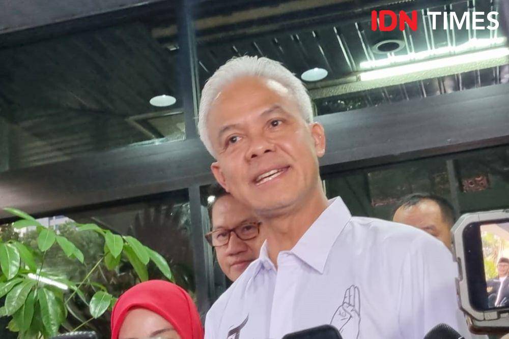 Ganjar Pakai Baju Putih di Debat Perdana Capres-Cawapres pada Selasa (12/12/2023). (IDN Times/Ilman Nafi'an)