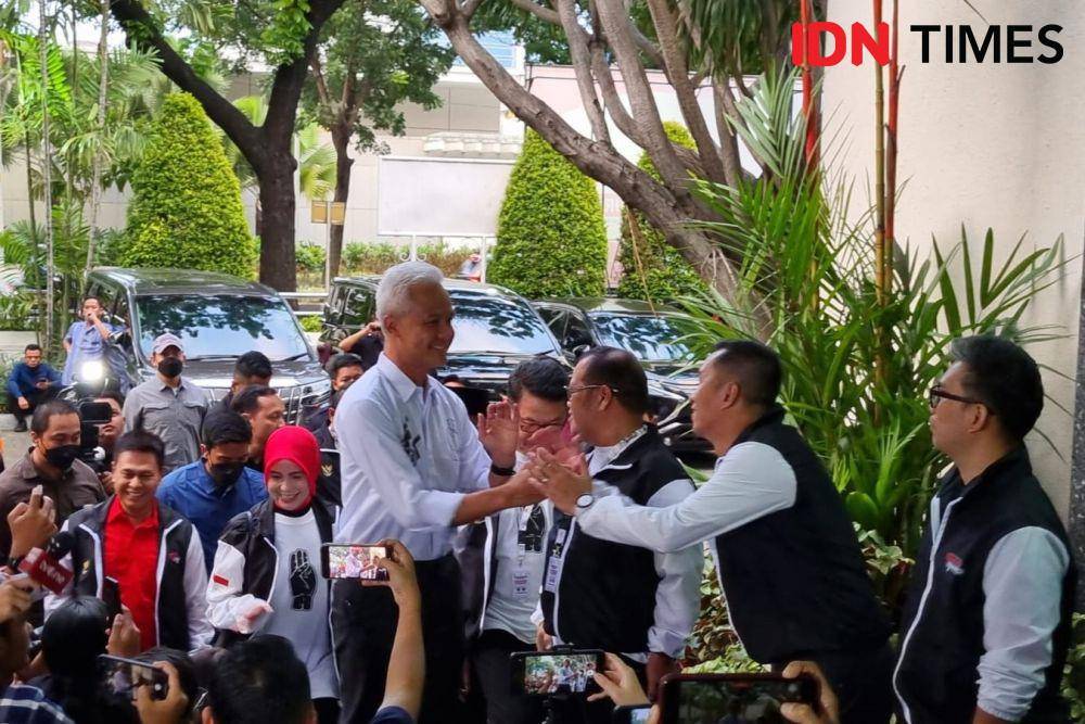 Ganjar-Mahfud Kompak Pakai Baju Putih di Debat Perdana Capres-Cawapres pada Selasa (12/12/2023). (IDN Times/Ilman Nafi'an)