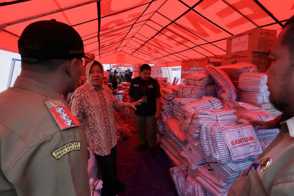Mensos Risma salurkan bantuan banjir di Kalbar. (dok. Humas Kemensos)