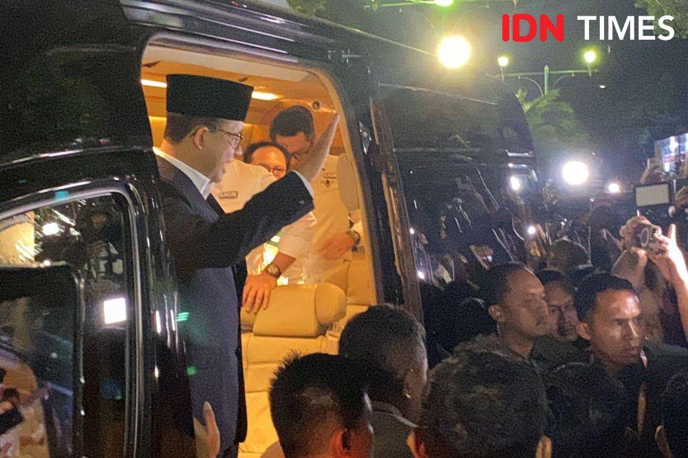 Anies Baswedan tiba di KPU jelang debat perdana Capres 2024 pada Selasa (12/12/2023). (IDN Times/Tata Firza)