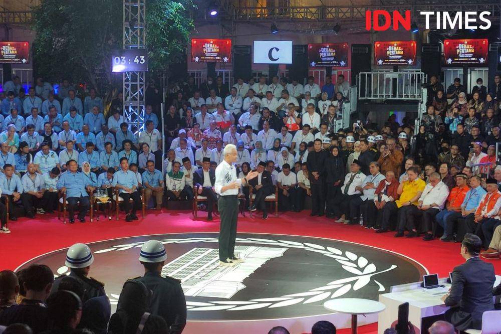 Calon presiden nomor urut tiga, Ganjar Pranowo saat menghadiri debat capres di Kantor KPU RI, Jakarta Pusat (IDN Times/Yosafat Diva Bayu Wisesa)
