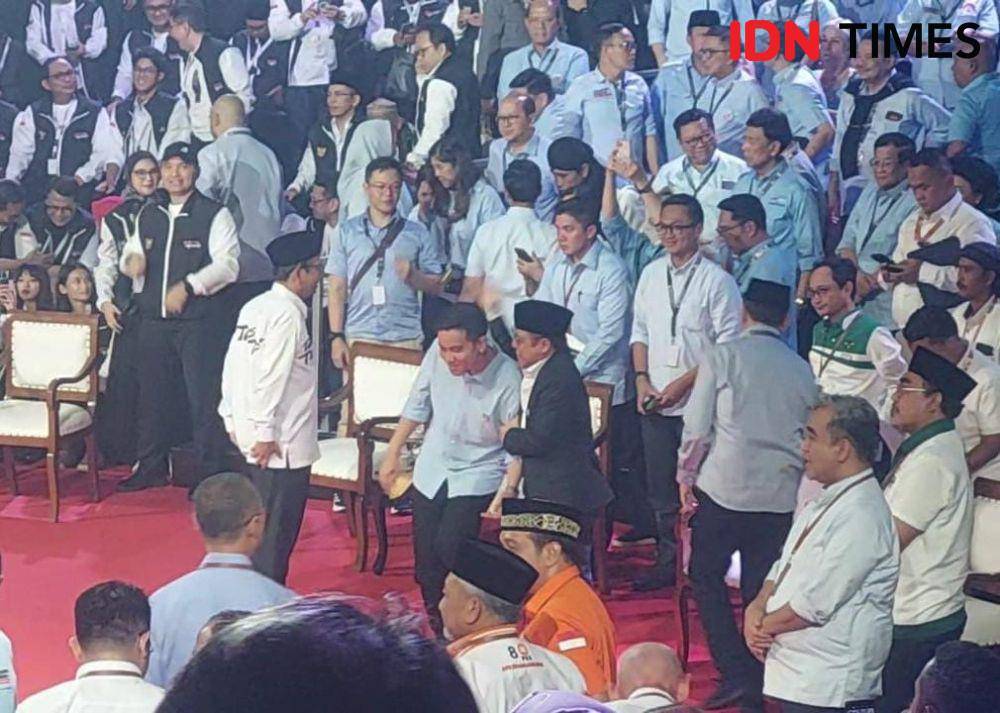 Muhaimin Iskandar saat menepuk pundak Gibran Rakabuming Raka usai debat Capres 2024 (IDN Times / Yosafat Diva Bayu Wisesa)