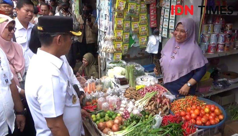Wali Kota Balikpapan Rahmad Mas'ud melakukan inspeksi harga-harga kebutuhan pokok di pasar tradisional setempat, Rabu (13/12/2023). (IDN Times/Hilmansyah)