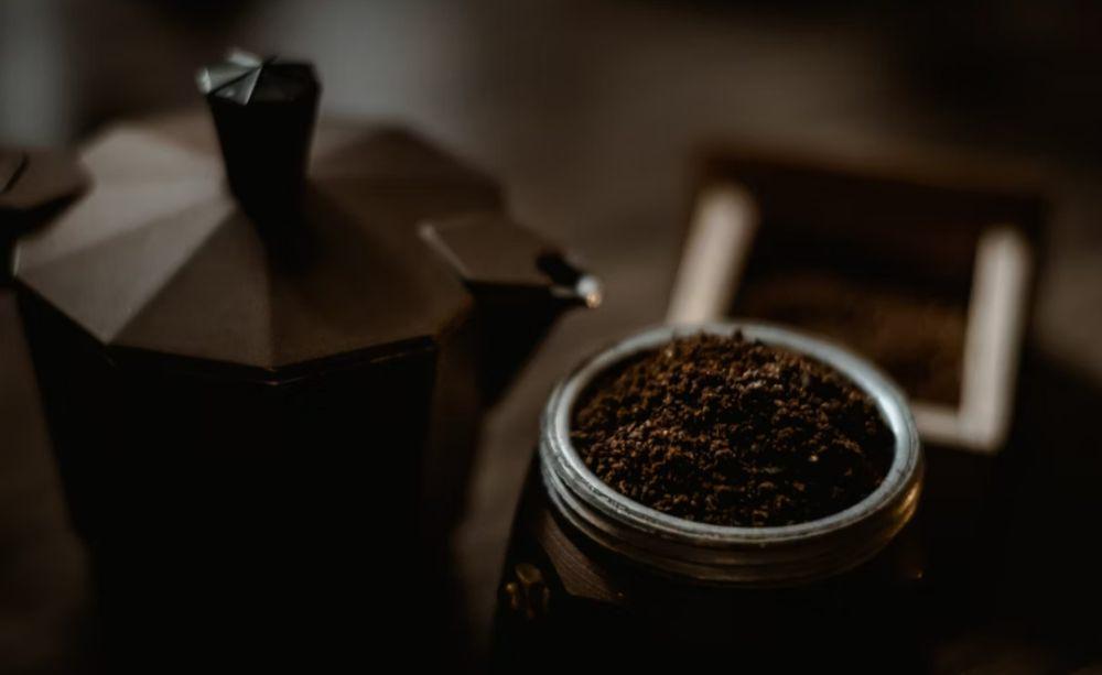 ilustrasi bubuk kopi (unsplash.com/Ashkan Forouzani)