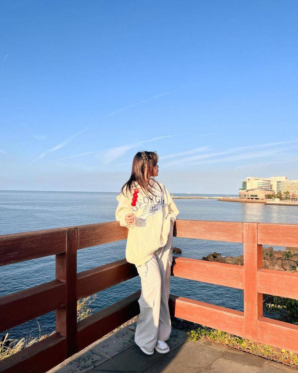 outfit liburan ala Fujianti Utami (instagram.com/fuji_an)