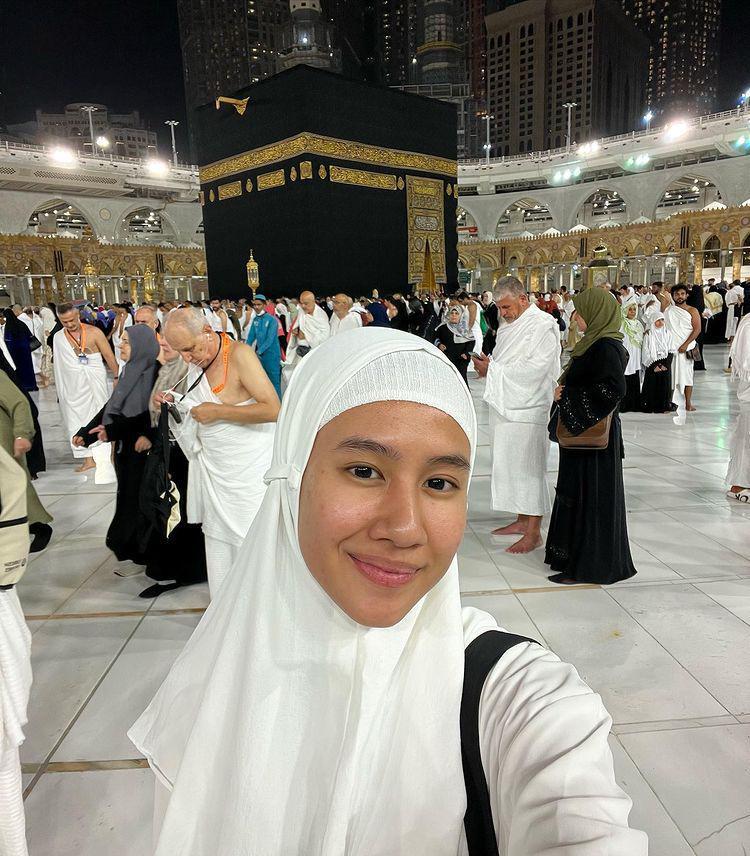 potret Shenina Cinnamon saat jalani umroh (instagram.com/shenacinnamon)