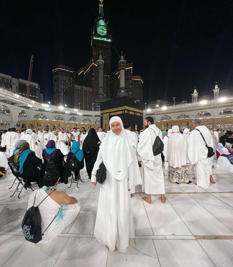 potret Shenina Cinnamon saat jalani umroh (instagram.com/shenacinnamon)