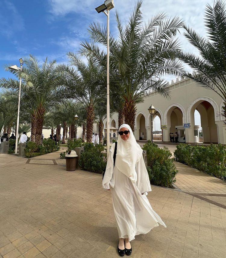 potret Shenina Cinnamon saat jalani umroh (instagram.com/shenacinnamon)