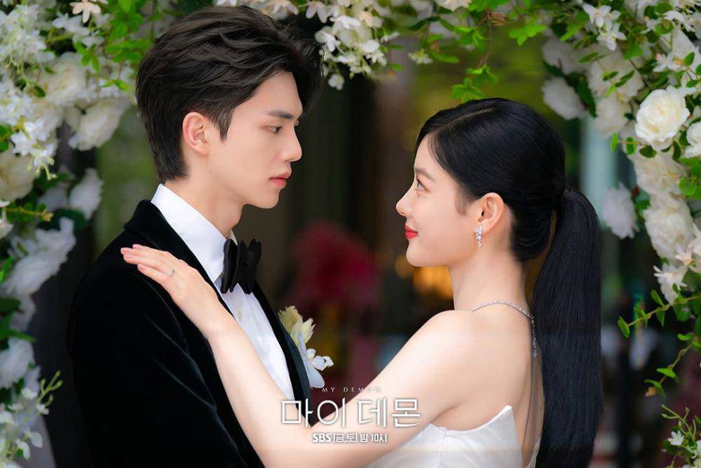potret adegan pernikahan Song Kang dan Kim Yoo Jung dalam My Demon (instagram.com/sbsdrama.official)