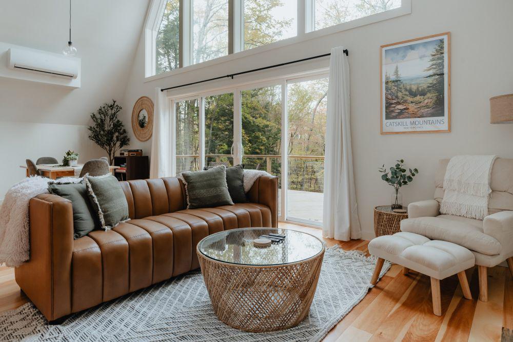 inspirasi hunian bergaya modern rustic (unsplash.com/Clay Banks)