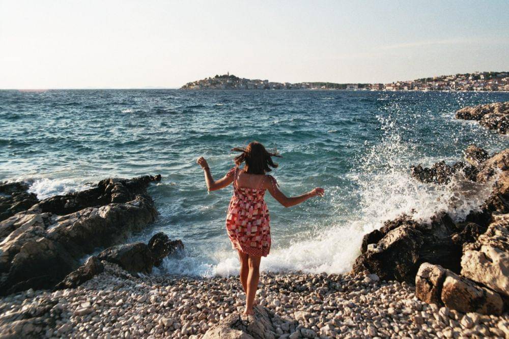 Ilustrasi dress yang bisa dipakai untuk traveling (Unsplash.com/Danka and Peter)
