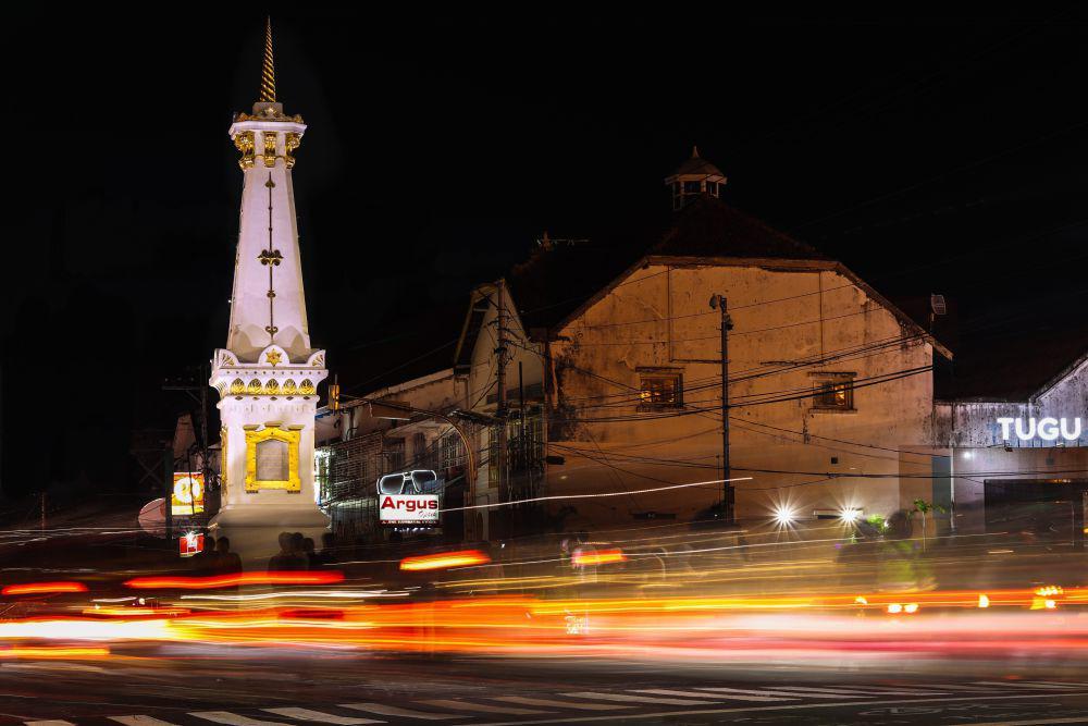 Tugu Jogja di malam hari (unsplash.com/Dhio Gandhi)