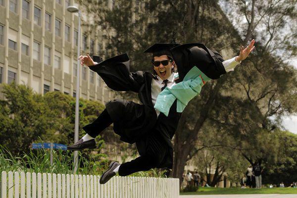7 Potret Wisuda Iqbaal Ramadhan di Monash University