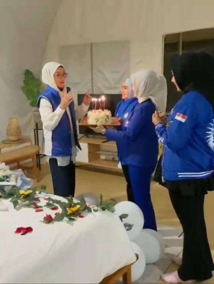 Kejutan ultah desy ratnasari (Instagram.com/iniriezka)