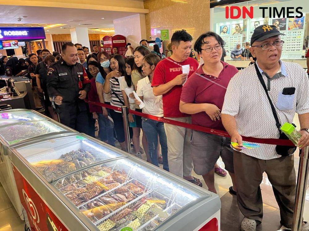 Para pengunjung mengantre es krim gratis di perayakan HUT Ke-30 Mal Ciputra Semarang, Rabu (13/12/2023). (IDN Times/Anggun Puspitoningrum)