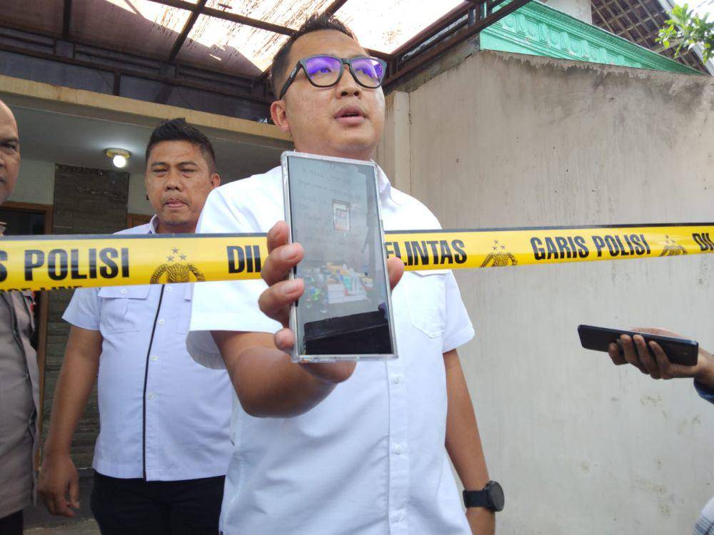 Kasatreskrim Polres Malang, AKP Gandha Syah Hidayat saat memperlihatkan pesan terakhir Wahaf pada anaknya. (IDN Times/Rizal Adhi Pratama)