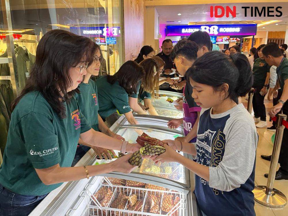 Para pengunjung mengantre es krim gratis di perayakan HUT Ke-30 Mal Ciputra Semarang, Rabu (13/12/2023). (IDN Times/Anggun Puspitoningrum)