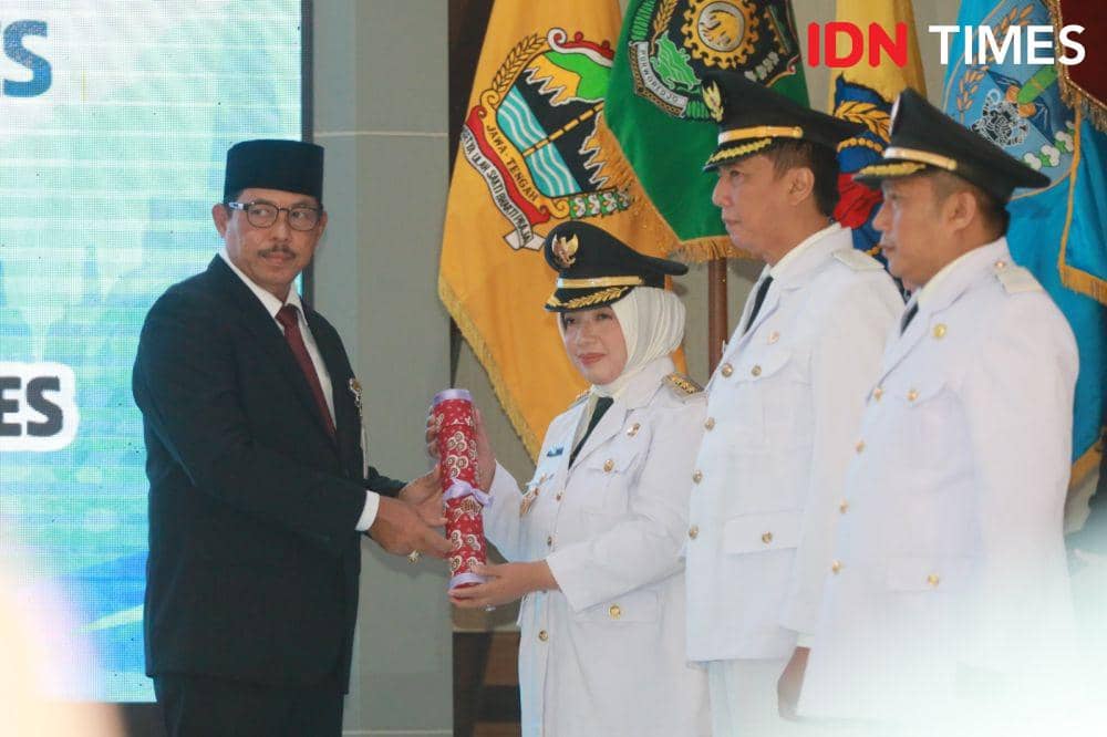 Pj Gubernur Jateng Nana Sudjana juga memberikan surat keputusan pelantikan kepada Pj Bupati Purworejo Yuli Hastuti. (IDN Times/Dok Humas Pemprov Jateng)