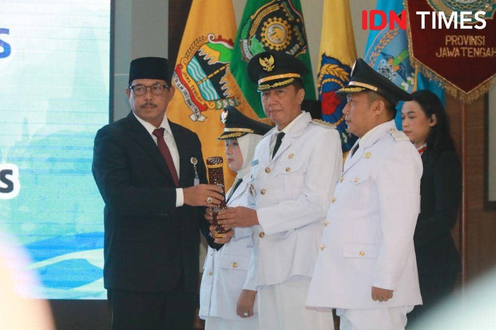 Pj Gubernur Jateng Nana Sudjana menyerahkan surat pelantikan ke salah satu Pj Bupati. (IDN Times/Dok Humas Pemprov Jateng)