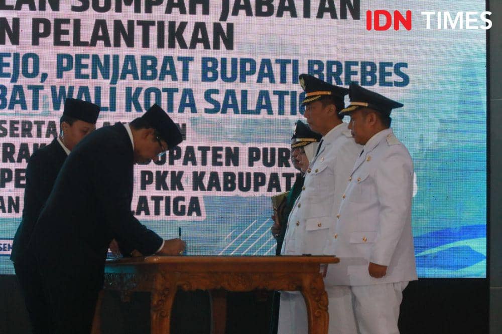 Pj Gubernur Jateng Nana Sudjana menyaksikan Pj Walikota Salatiga, Pj Bupati Brebes dan Pj Bupati Purworejo yang bergiliran bertanda tangan di atas surat keputusan saat pelantikan di Wisma Perdamaian. (IDN Times/Dok Humas Pemprov Jateng)