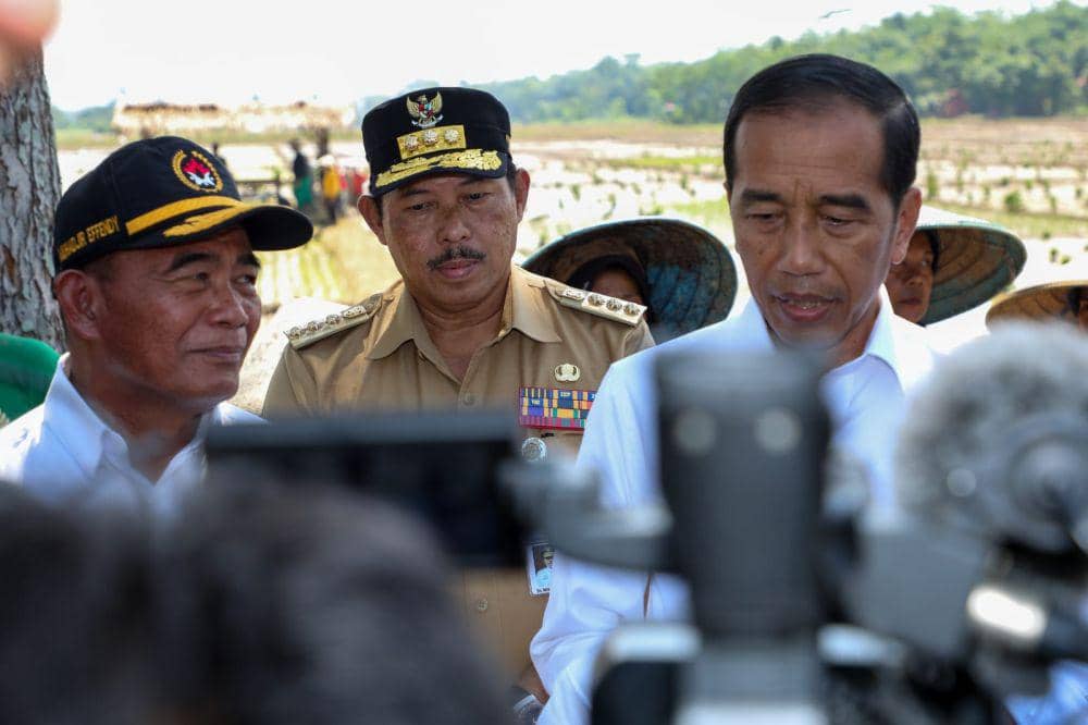 Presiden Jokowi bersama Pj Gubernur Jateng Nana Sudjana dan Menko PMK Muhajir Effendy saat meninjau lahan persawahan di Pekalongan. (IDN Times/Dok Humas Pemprov Jateng)