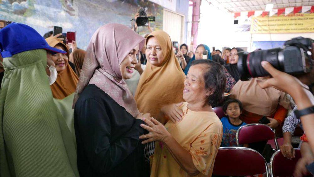Istri calon presiden nomor urut 3 Ganjar Pranowo, Siti Atikoh blusukan menyapa warga Kapuk, Jakarta Barat, pada Rabu (13/12/2023) (IDN Times/Istimewa)