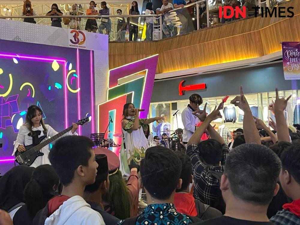 Pengunjung mengikuti kegiatan Noraebang atau karaoke khas Korea pada HUT Ke-30 Mal Ciputra Semarang, Rabu (13/12/2023). (IDN Times/Anggun Puspitoningrum)