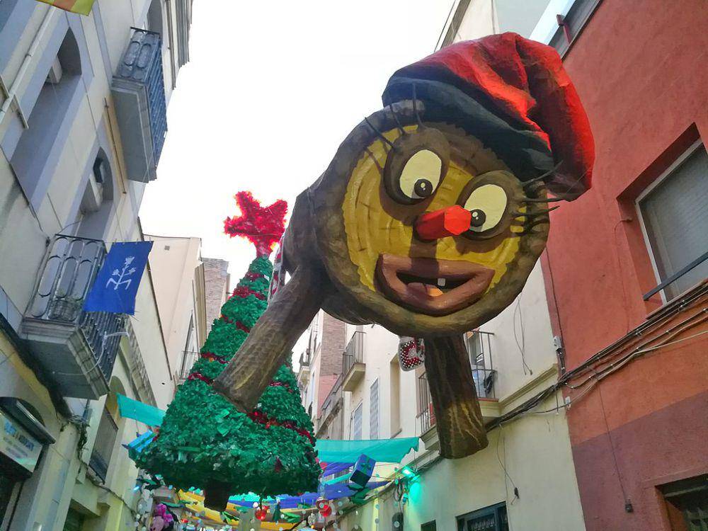 ilustrasi Caga Tio di Barcelona (commons.wikimedia.org/Enric)
