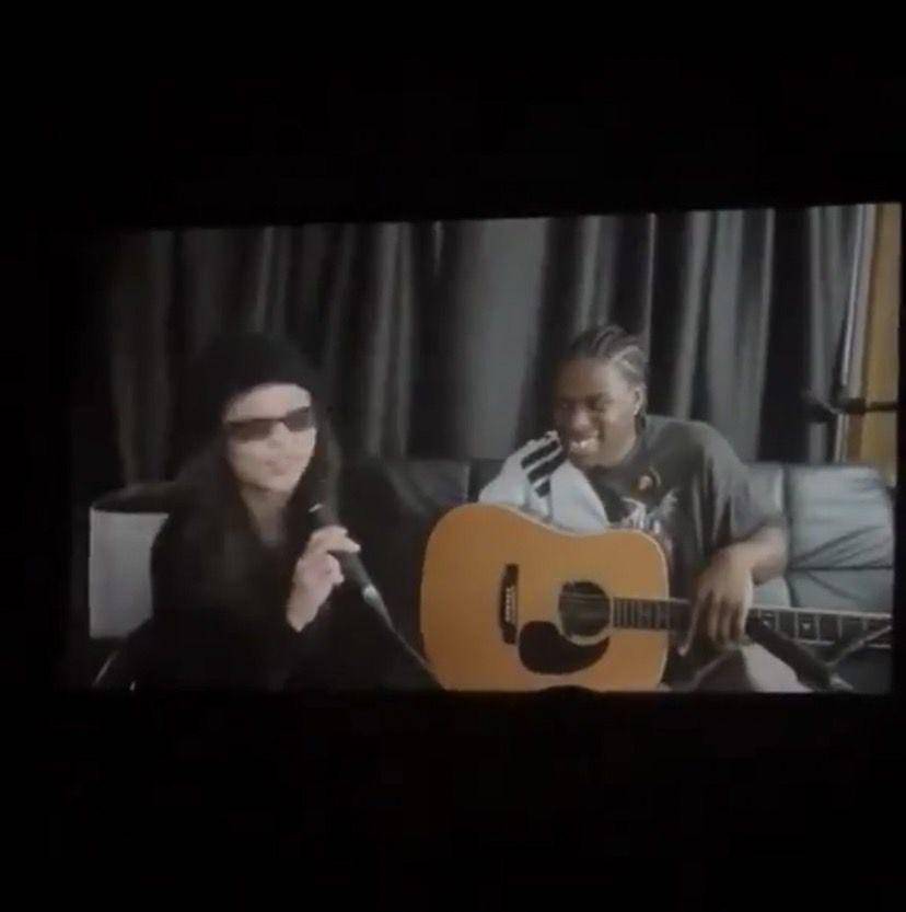 kehadiran Jennie BLACKPINK di belakang layar konser Daniel Caesar di Korea Selatan (twitter.com/@JENNIENEWS)