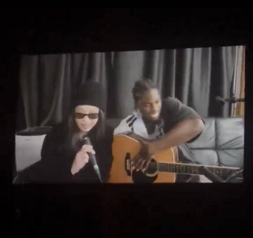 kehadiran Jennie BLACKPINK di belakang layar konser Daniel Caesar di Korea Selatan (twitter.com/@JENNIENEWS)