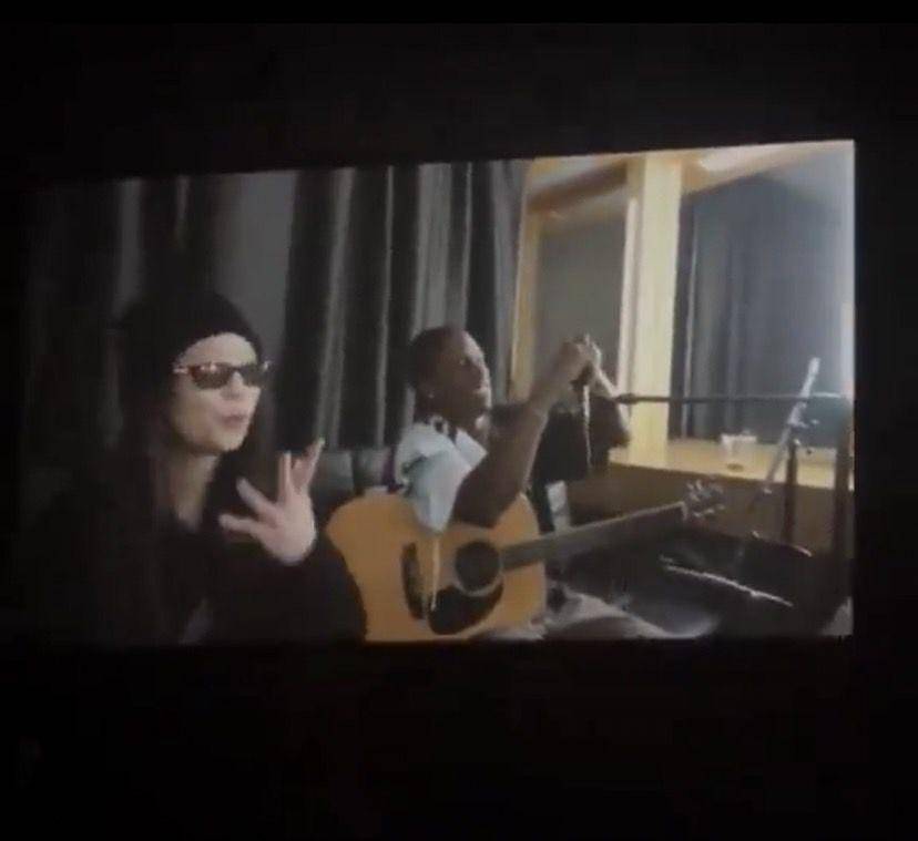 kehadiran Jennie BLACKPINK di belakang layar konser Daniel Caesar di Korea Selatan (twitter.com/@JENNIENEWS)