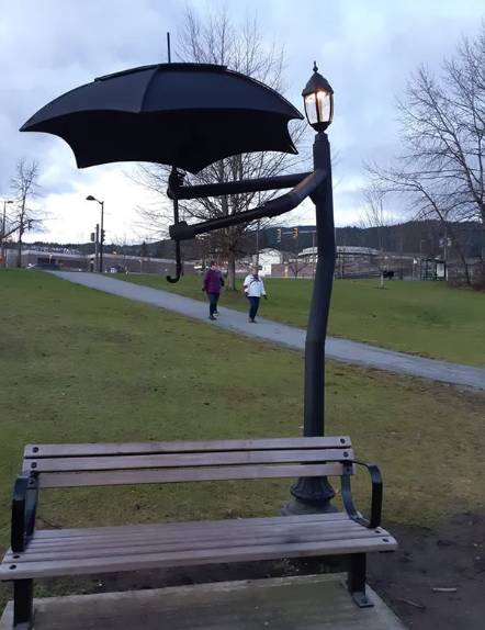 potret trik menghindari panas pakai payung (reddit.com/canadacass)