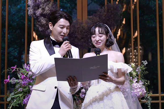 momen pernikahan Bae Doo Hoon Forstella dan Kang Yeon Jung (instagramm.com/weddingme_official)