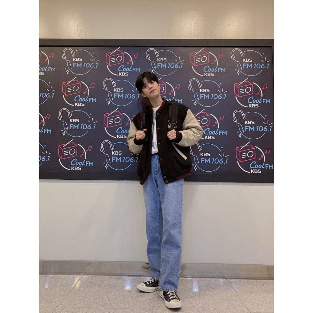outfit oversize ala Seungmin Stray Kids (instagram.com/realstraykids)
