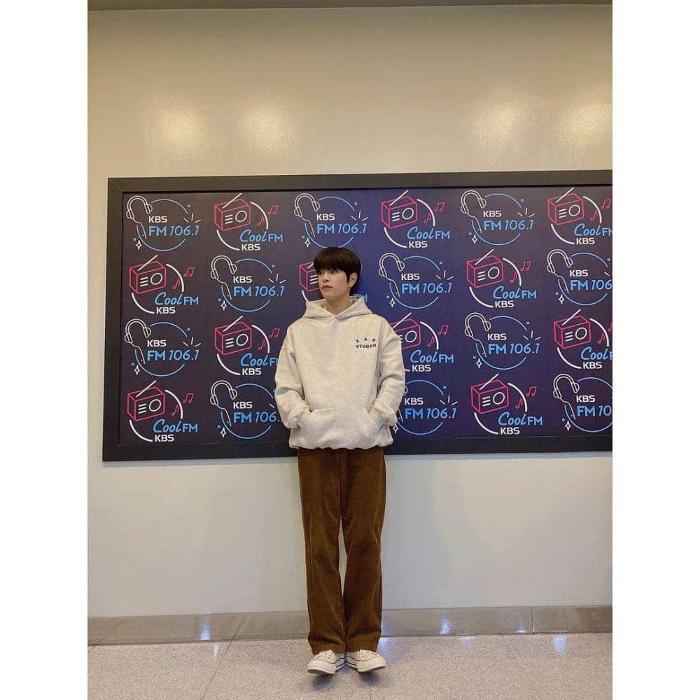 outfit oversize ala Seungmin Stray Kids (instagram.com/realstraykids)