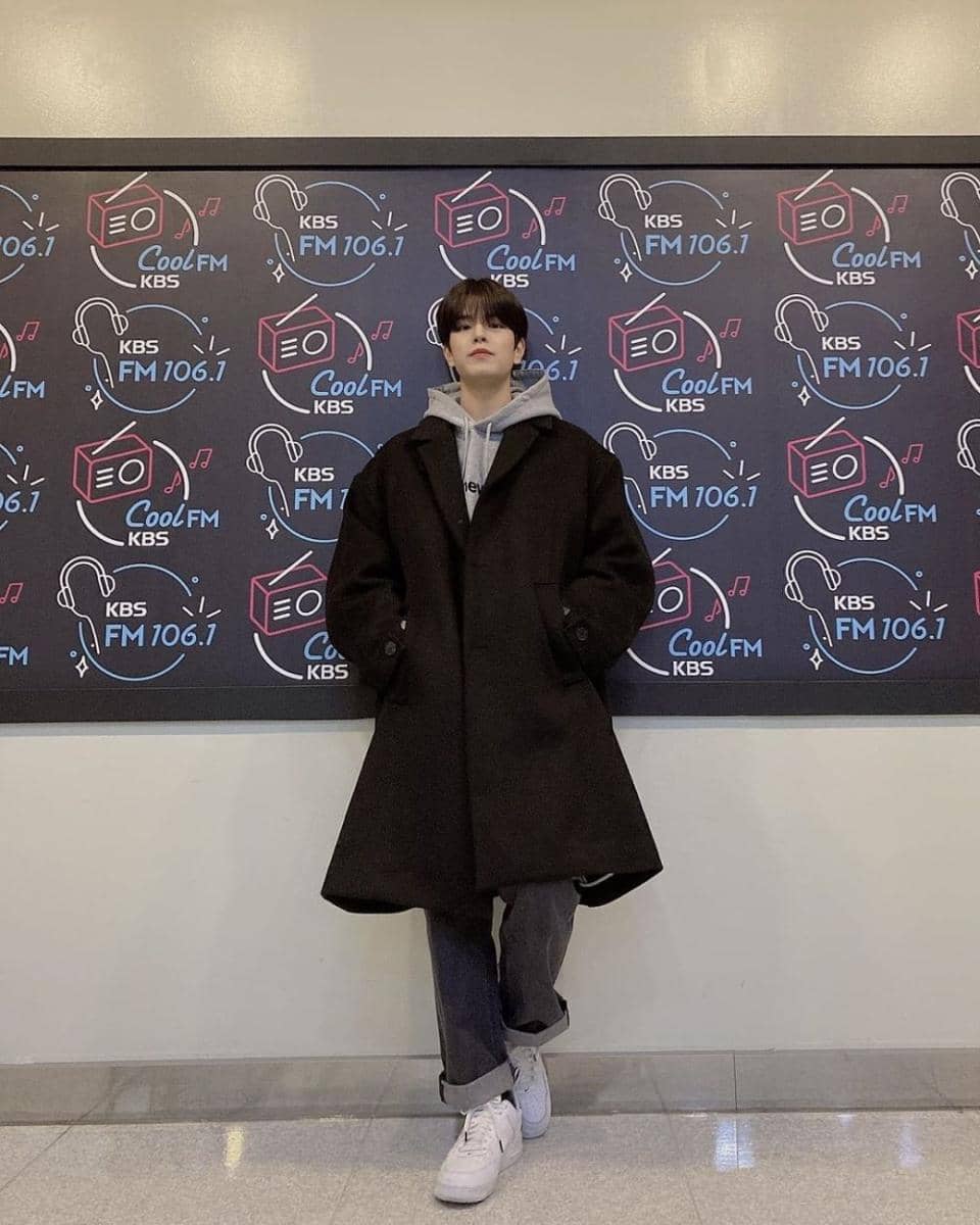 outfit oversize ala Seungmin Stray Kids (instagram.com/realstraykids)