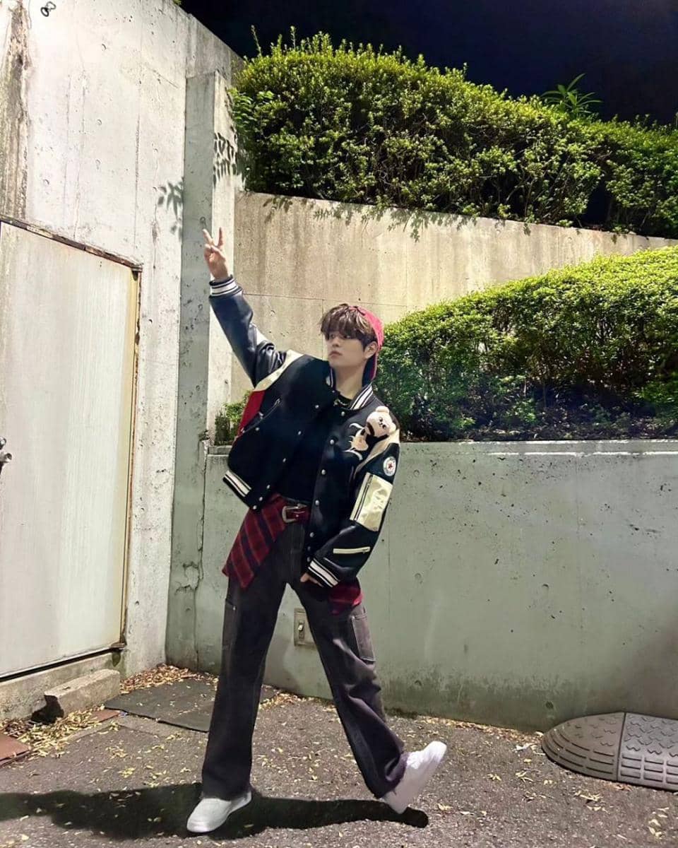 outfit oversize ala Seungmin Stray Kids (instagram.com/miniverse.___)