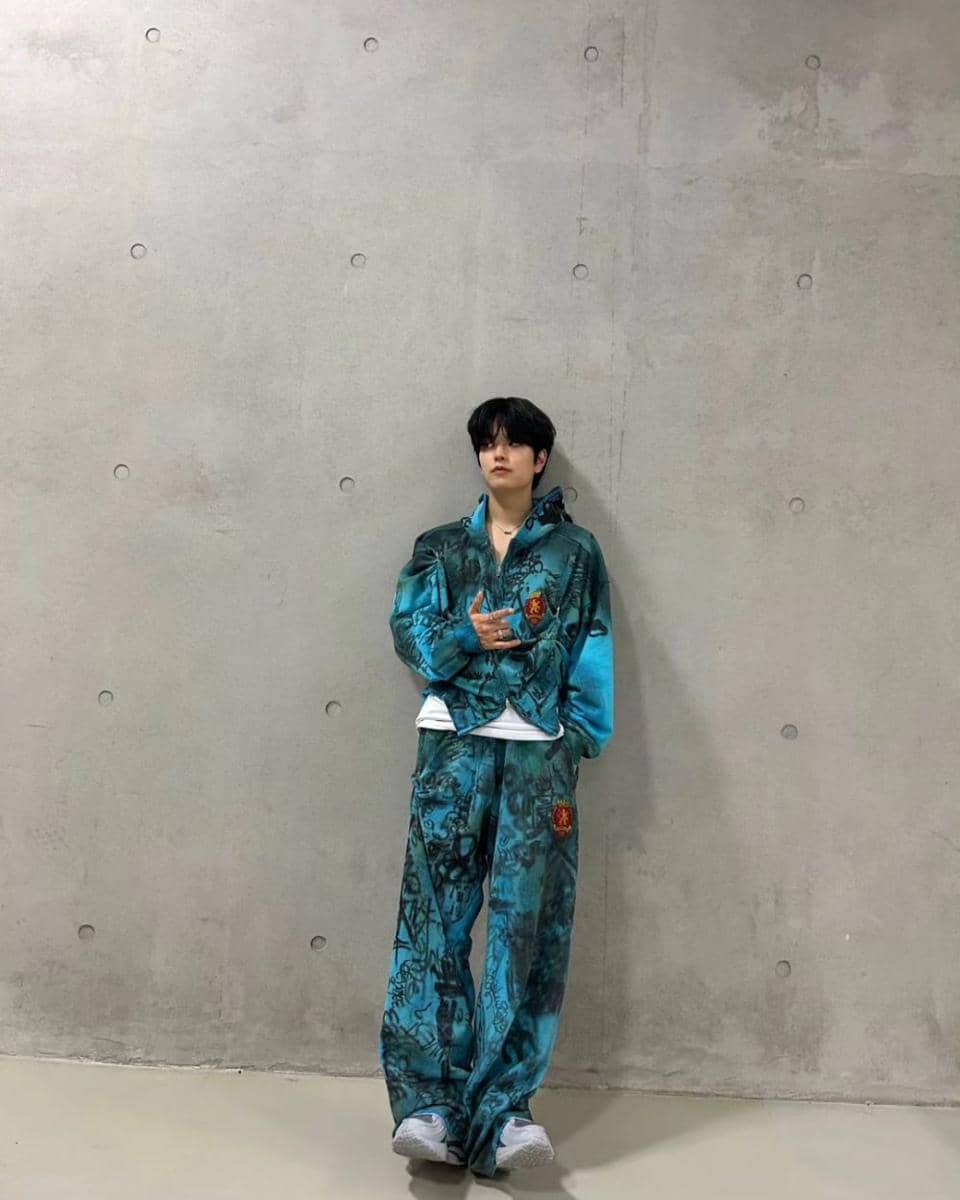 outfit oversize ala Seungmin Stray Kids (instagram.com/miniverse.___)