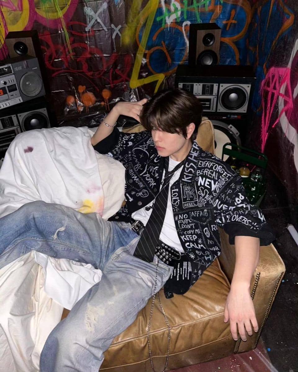 outfit oversize ala Seungmin Stray Kids (instagram.com/miniverse.___)
