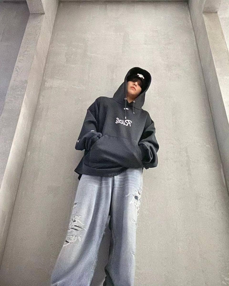 outfit oversize ala Seungmin Stray Kids (instagram.com/miniverse.___)