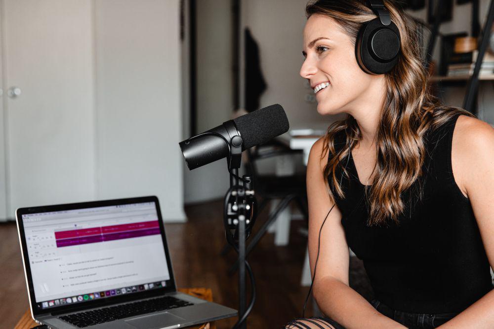 5 Rekomendasi AI Voice Generator Terbaik untuk Content Creator