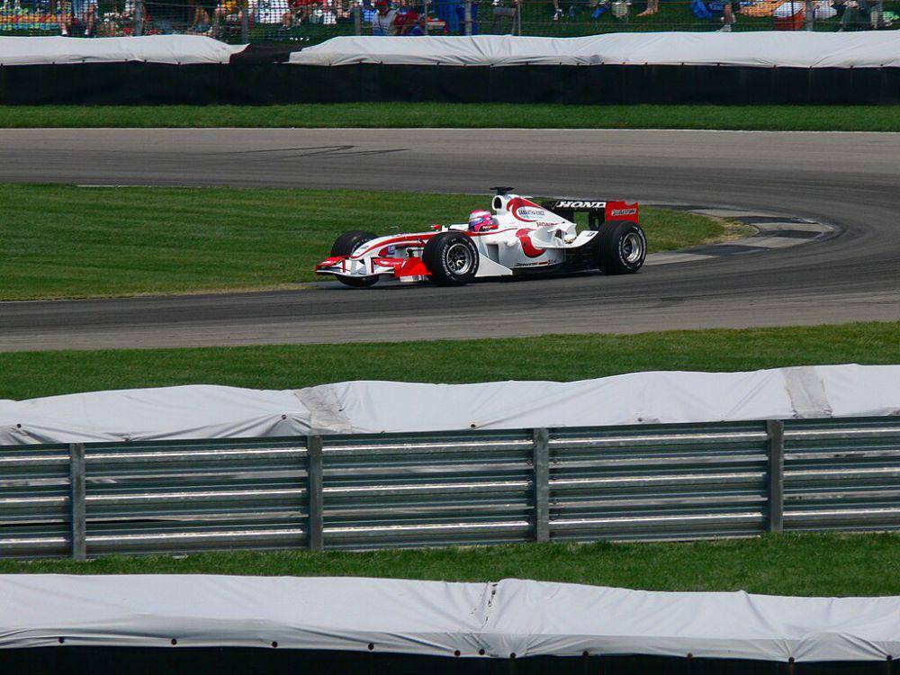 Super Aguri berlalu pada Formula 1 Grand Prix Amerika Serikat 2006. (commons.wikimedia.org/Ryosuke Yagi)
