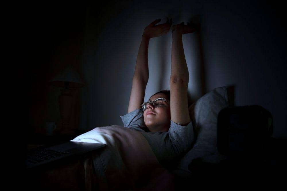 Kamar tidur yang gelap dan tenang.