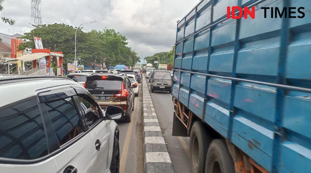 Polisi bubarkan unjuk rasa mahasiswa di Jalan Sultan Alauddin Makassar, Rabu (13/12/2023). IDN Times/Dahrul Amri Lobubun