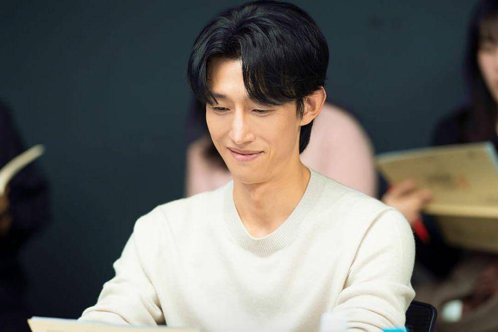 potret Kang Ki Young dalam script reading drama Great Problem Solver (dok.JTBC/Great Problem Solver)