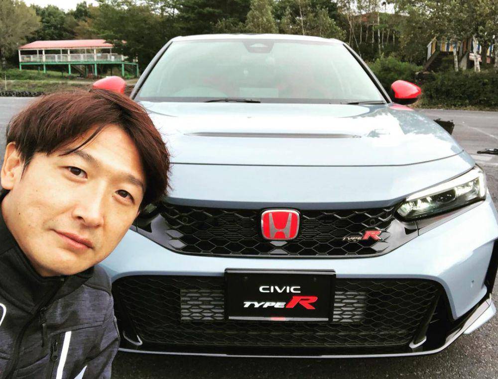 Yuji Ide berswafoto di depan Honda Civic Type R. (instagram.com/yuji_ide_official)