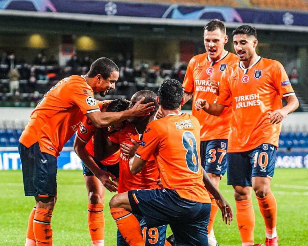 Para pemain Istanbul Besaksehir merayakan gol di UCL 2020/2021. (twitter.com/ibfk2014)